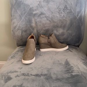 Susina wedge casual shoes size 6.5